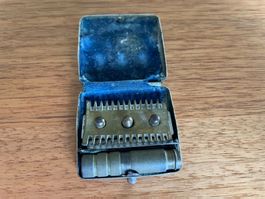 Antikes Reiserasierer Set Vintage – Rasierhobel in Metalldos