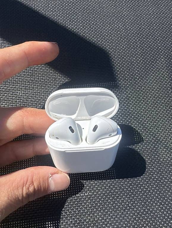 Cuffie: Apple AirPods mit Ladecase – Usato da Wil SG venduto da Beachbar2424