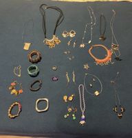 Lot de bijoux fantaisie d'été - colliers, bagues...