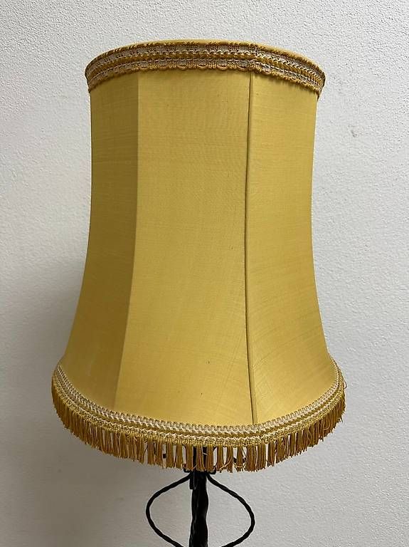 Lampade: Grosse Vintage Stehlampe mit Stoffschirm und Eisenfuss – Usato da Obernau venduto da Arche_Noah_Brocki 2