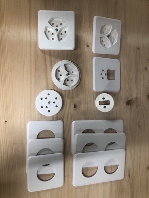 Spine: Elektro-Abdeckplatten, Rahmen, Steckdosen und Schalter – Usato da Röschenz venduto da Prydwynn 1