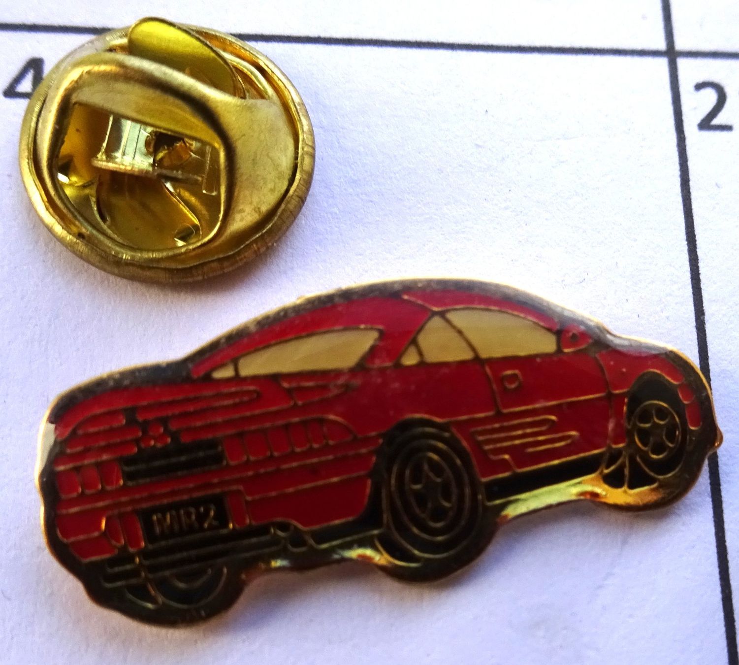 Plaketten & Abzeichen: Pin Auto Rot M R 2 – Gebraucht aus Utzenstorf von BUtter81