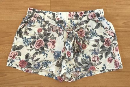 Short mit Rosenmotiv