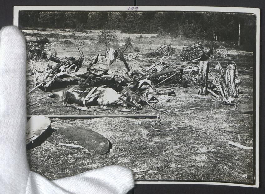Fotografie &  Plakate: Fotografie Flugzeug Wrack nach Abschuss  – Gebraucht aus Berlin von bartko-reher