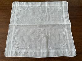 Stofftaschentuch weiss mit Stickerei gebraucht guter Zustand