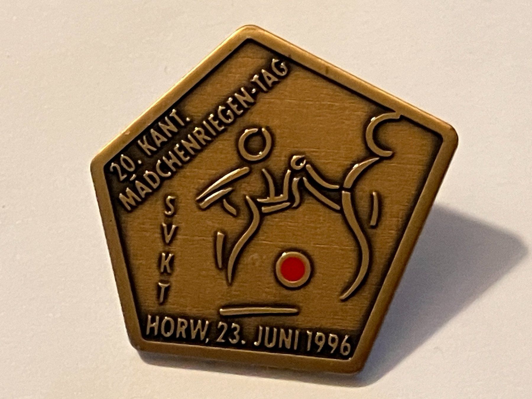 Placchette & Badge: 1 Pin Kantonaler Mädchenriegen Tag Horw 1996 – Usato da Basel venduto da djwwpp