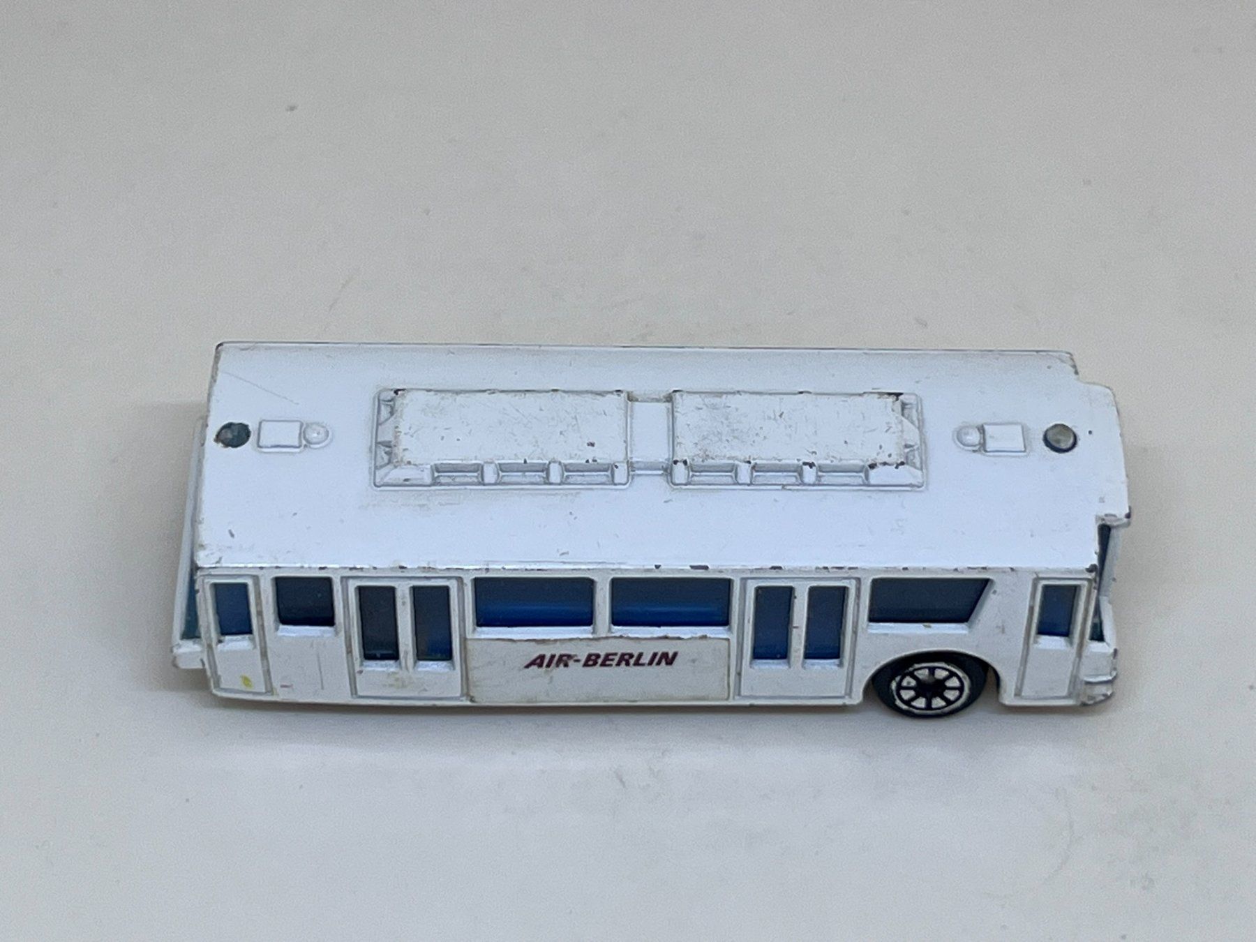 Welly Modellautos: Welly Flughafen Shuttle #330 – Gebraucht aus Wildegg von LaaBoutique 1