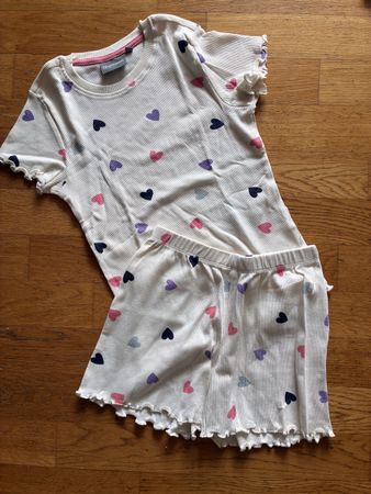 Schönes Pyjama Gr. 122/128, Neu