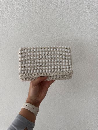Anthropologie Perlen-Clutch mit Goldkette, Creme