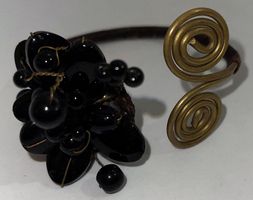 Armreif schwarze Glasperlen und Messing (AR11)