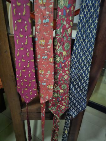 HERMES - Lot 4 - Cravates en soie