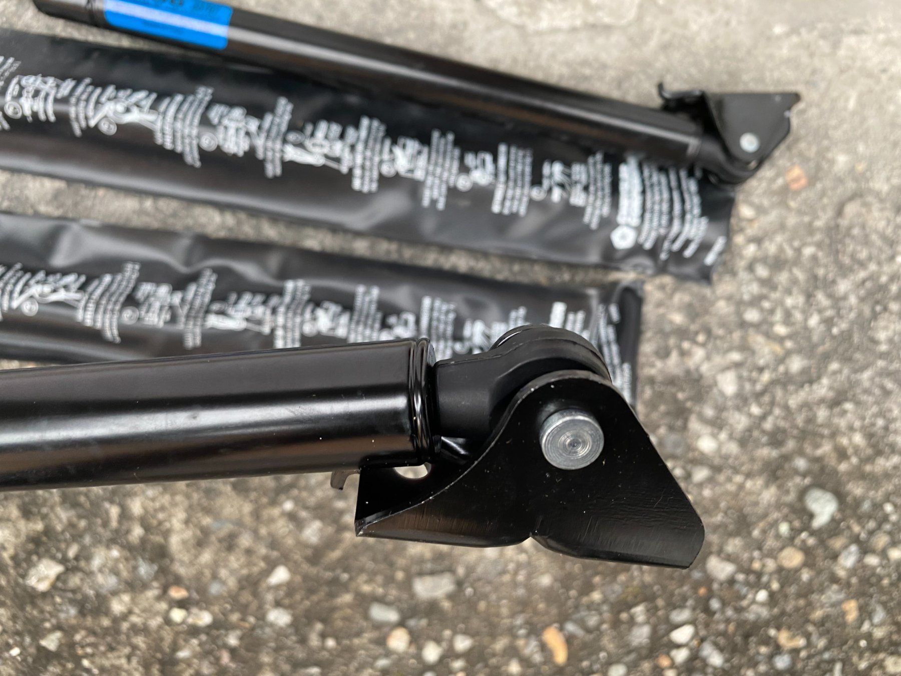 Mopar Tutti pezzi di ricambio auto: Mopar Stoßdämpfer der Heckklappe‪ – Nuovo (secondo la descrizione) da Minusio venduto da demi0110 7