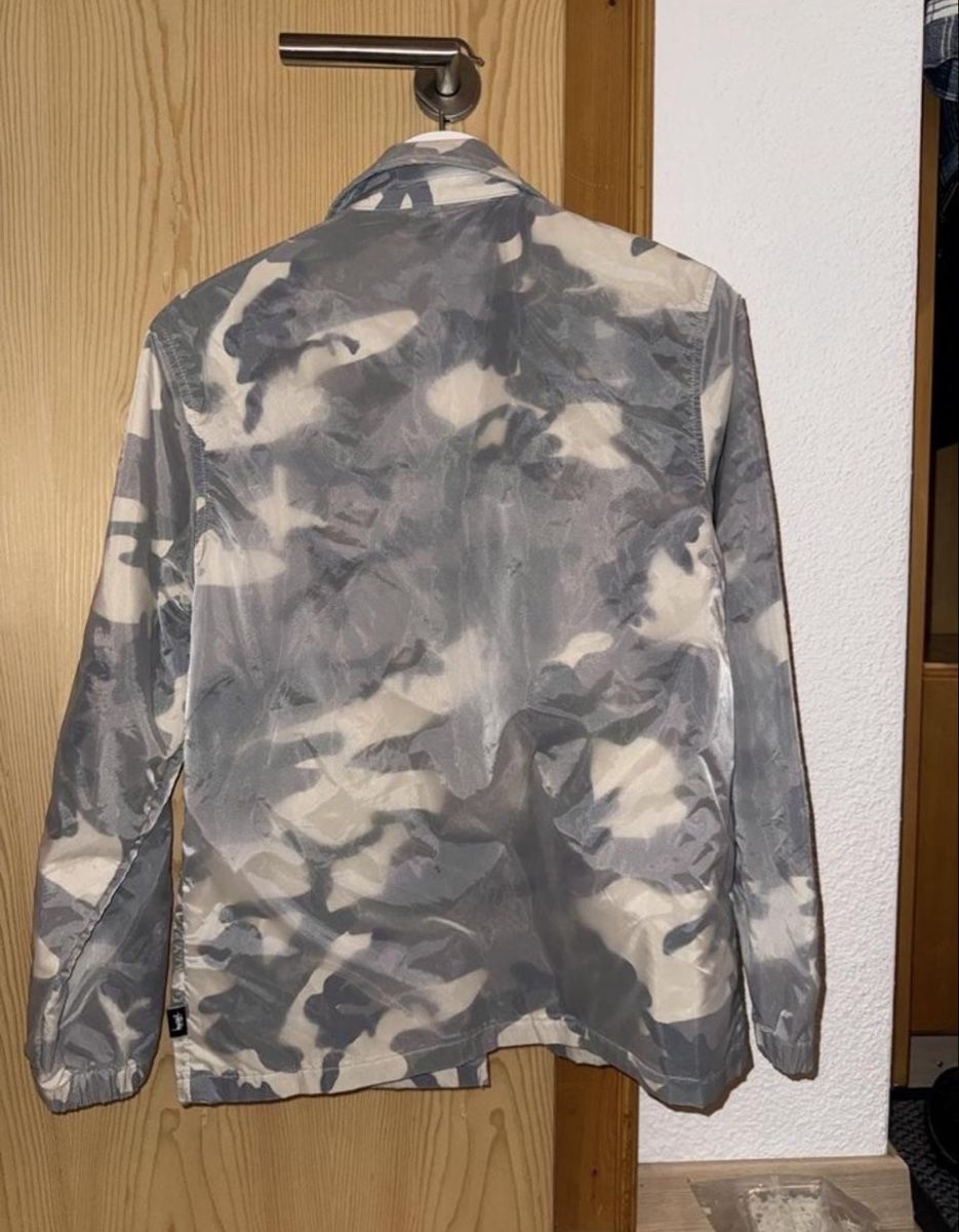 Stüssy Vestes: Stussy Jacke weiss grauem Tarnmuster  – D'occasion à Triesenberg par elfchen96 1