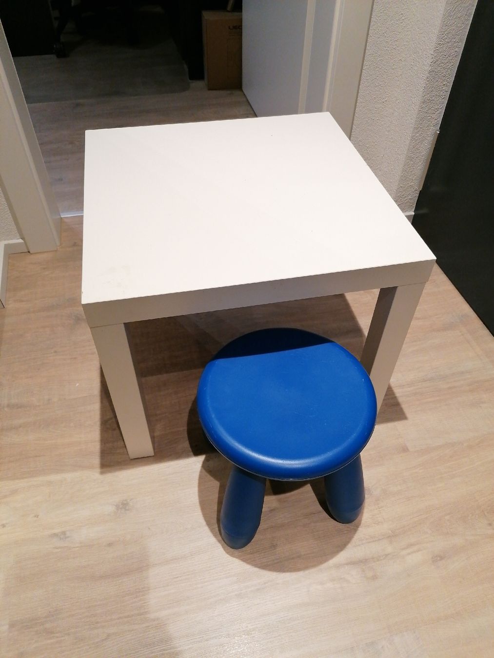 Tische: IKEA MAMMUT Stuhl und LACK Tisch – Gebraucht aus Egolzwil von mobiledeluxe