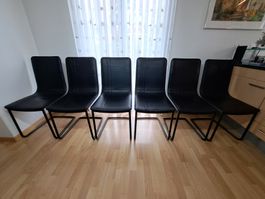 6 schwarze Stühle aus Kunstleder