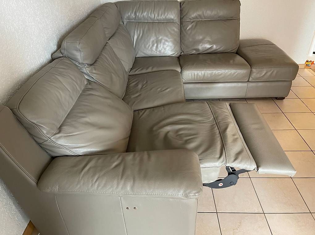 Conforama Divani: Canapé d'angle gris avec relax électrique  Bon état – Usato da Avenches venduto da Bozena6620 3