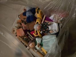 Konvolut Holzfiguren und Puppenhaus Zubehör