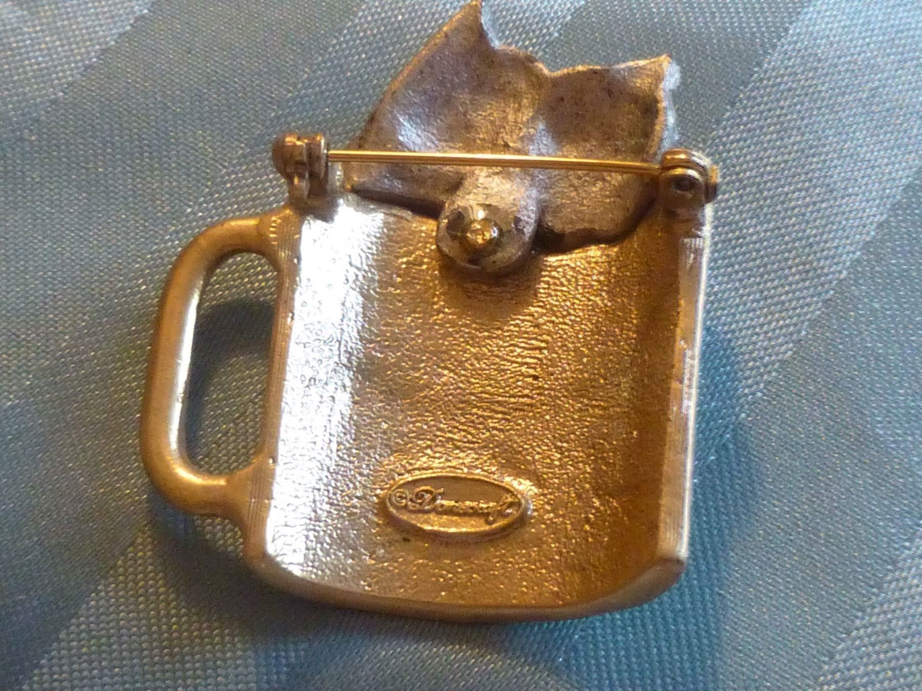 Spille & Fermagli: Brosche 2 Büsi im Kaffeetasse – Usato da Hinwil venduto da Glasperlen 2
