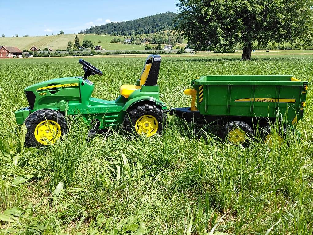 Fahrzeuge für Kinder: John Deer Traktor mit Anhänger – Gebraucht aus Wangen von Schnurrli15