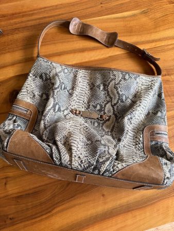 Bogner neuwertige grosse Handtasche Schlangenoptik Top