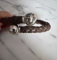 Armreif mit braunem, geflochtenem Leder  ummantelt