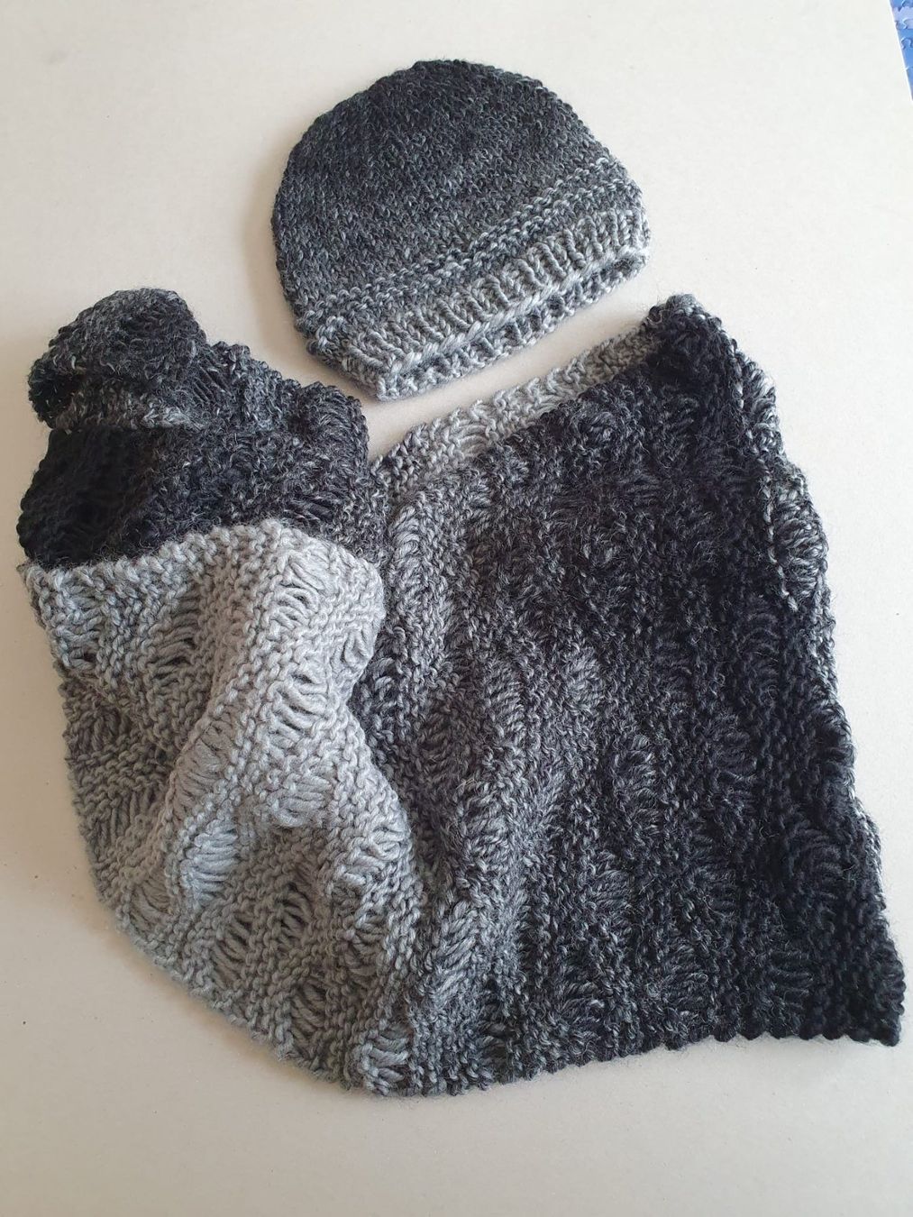 Foulard & Sciarpe: Schal und Mütze als Set, gestrickt – Nuovo (secondo la descrizione) da Jonen venduto da h-blxgirl79