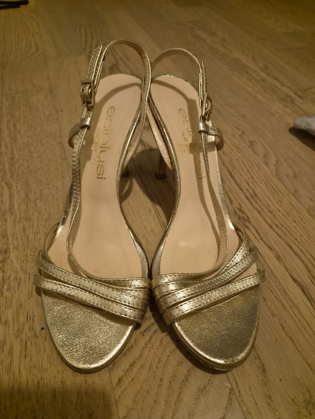 Scarpe da donna: Sandali da donna oro Taglia 38 usati – Usato da Ebikon venduto da Haselnuss23