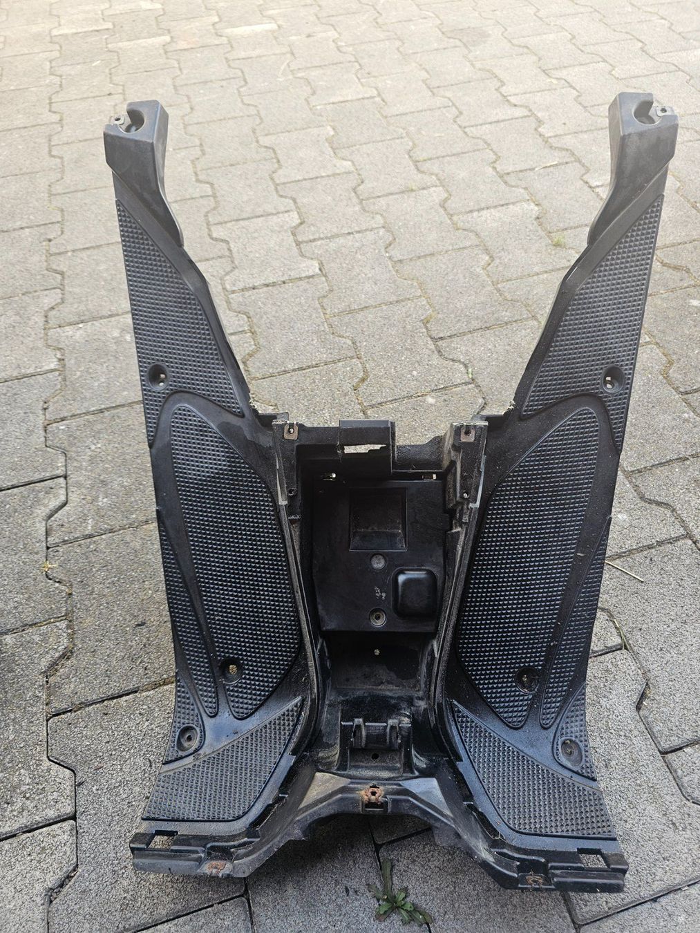 Yamaha Alle Rollerersatzteile: Trittbret Yamaha Aerox – Gebraucht aus Niederbüren von RafaelKa