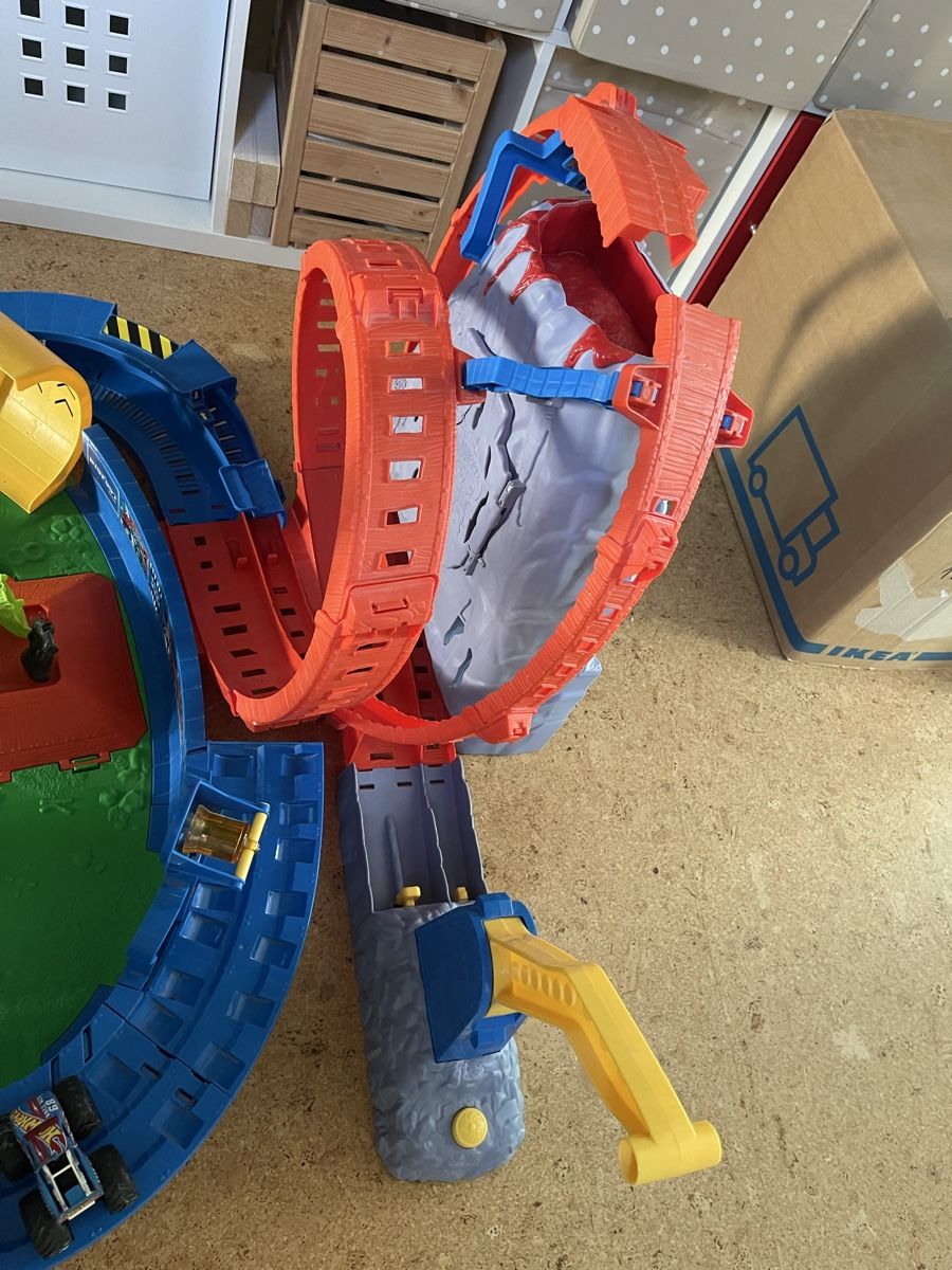 Hot Wheels Spielzeuge: Monster Trucks Vulkan Arena von hot wheels – Gebraucht aus Grüningen von Thommyr 5