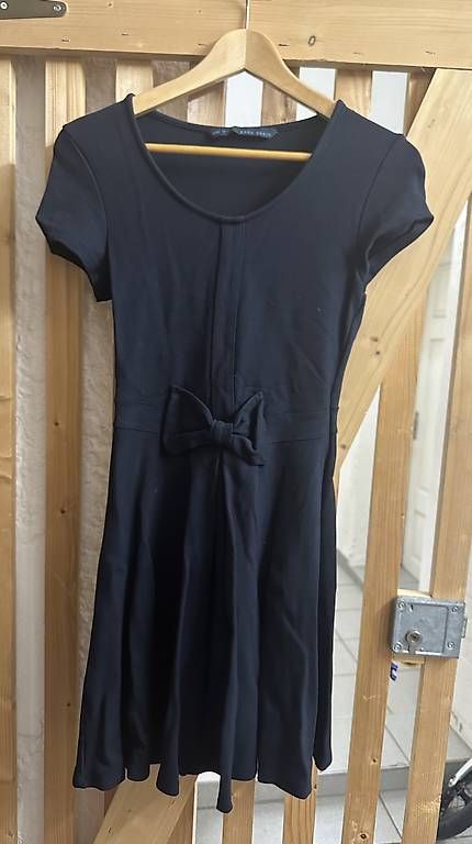 Vestiti: Zara | Kleid mit Schleife | Grösse S – Usato da ZÜRICH venduto da Schnauk
