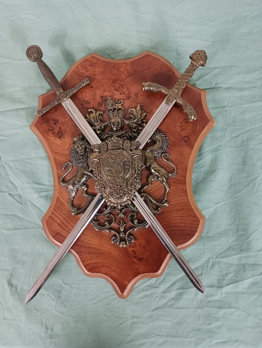 Altre raccolte & rarità: Dekorative Wandhalterung mit Schwertern, Ritter, LARP – Usato da Brislach venduto da Falke666