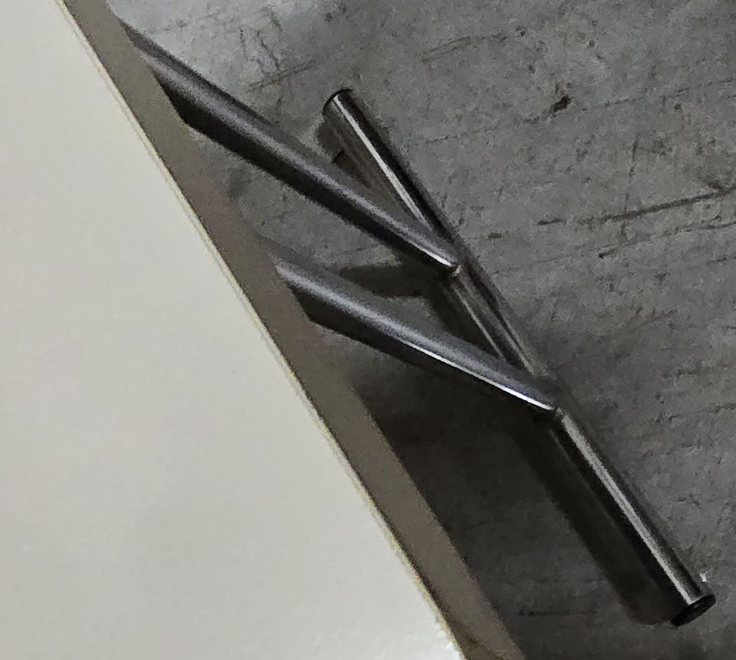 Tische: Tischplatte mit Metallgestell chrom  klappe bar – Gebraucht aus Safenwil von Leo.87.