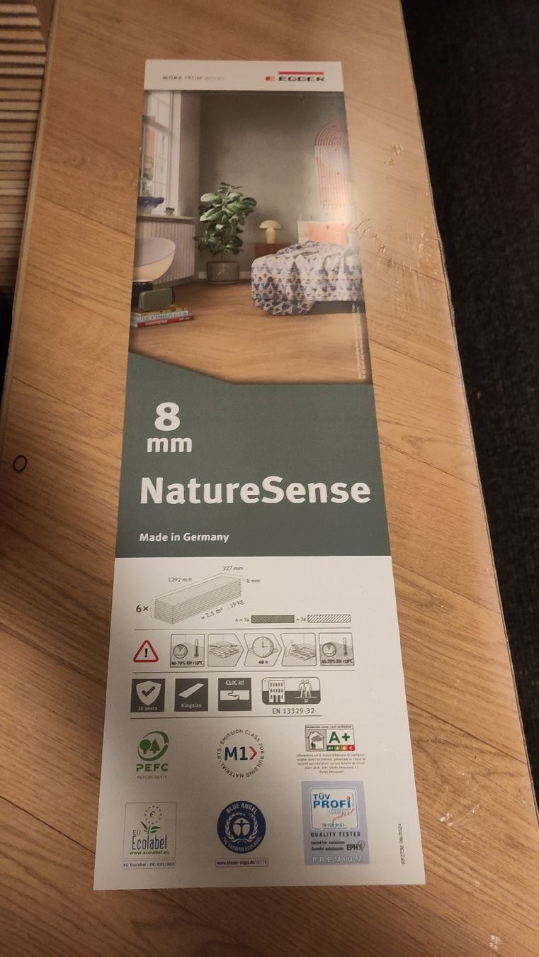 Rivestimenti per pavimenti: EGGER Laminat Skanderborg Eiche honig Kingsize NatureSense – Nuovo e nell'imballaggio originale da St. Gallen venduto da SaleAway