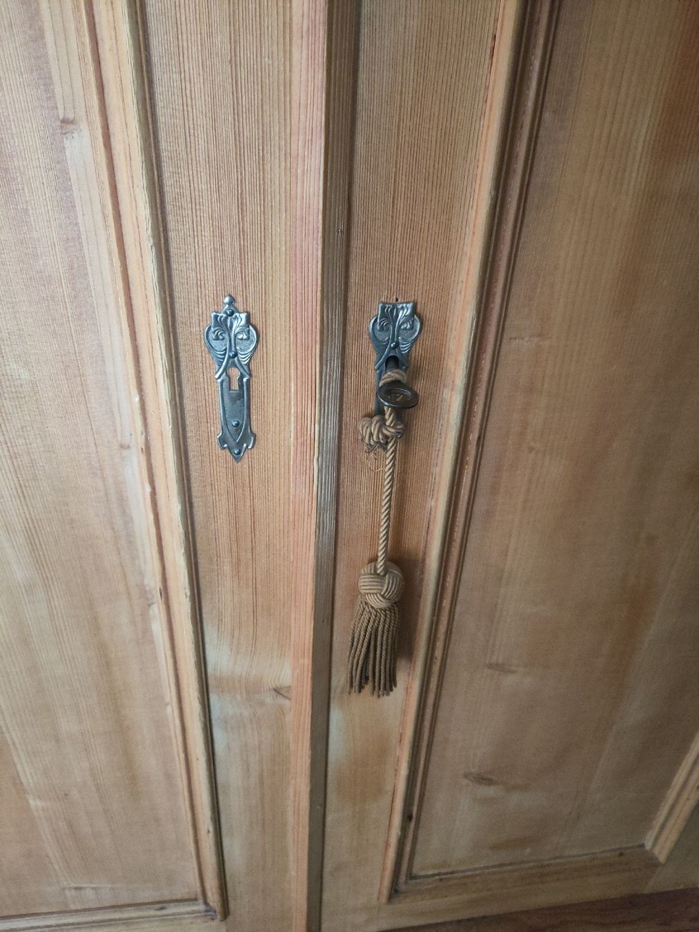 Armadi: Antiker Kleiderschrank aus massivem Holz – Usato da Derendingen venduto da Biberister 3