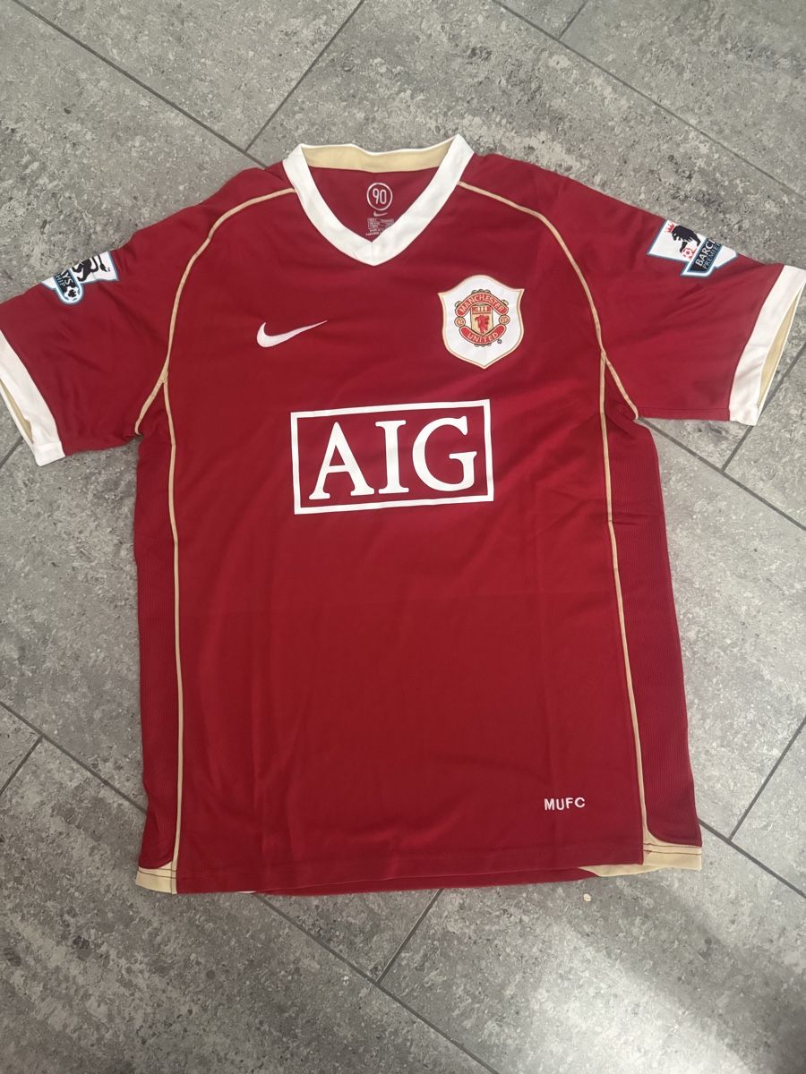 Manchester United Leibchen & Hosen: Manchester United Trikot  – Neu und originalverpackt aus Allschwil von ale_99l7