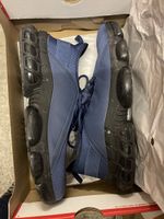 Baskets de sport bleu marine, semelles noires, état neuf