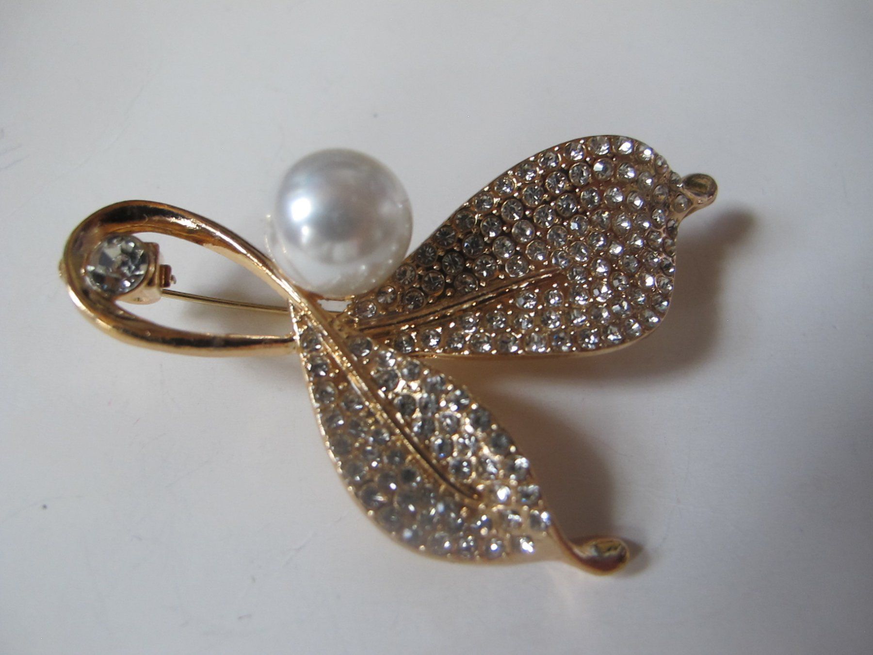 Spille & Fermagli: Elegante Brosche mit Perle und Strass - Blickfang! – Nuovo e nell'imballaggio originale da Löhningen venduto da Chimae67 1