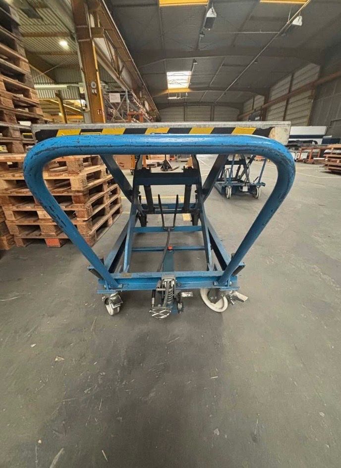 Piattaforme elevatrici & Crick: Mobiler Marken Scherenhubtisch Hydraulisch – Usato da Egg b. Zürich venduto da SwissTradingAgency 3
