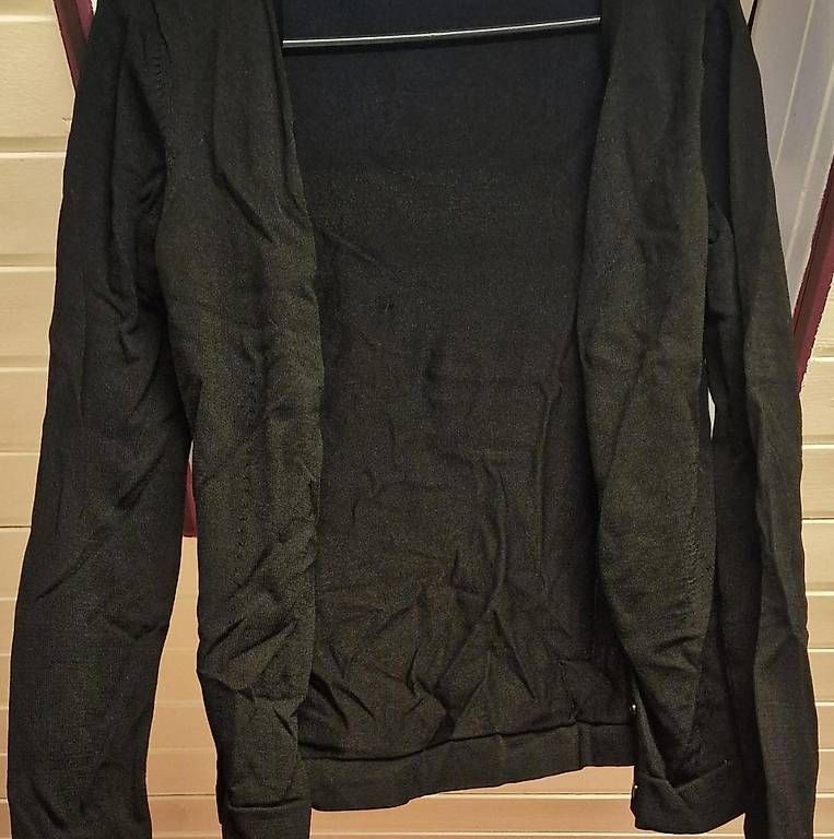 Giacche: Schwarze strick Jacke  – Usato da Riehen venduto da Joloe
