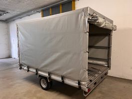 Sehr leichter Blachenanhänger aus Einzelanfertigung (D)