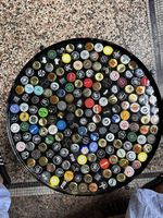 Beistelltisch aus Bierdeckeln