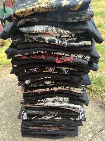 50 Black- und Deathmetal Shirts und 7 Hoodies