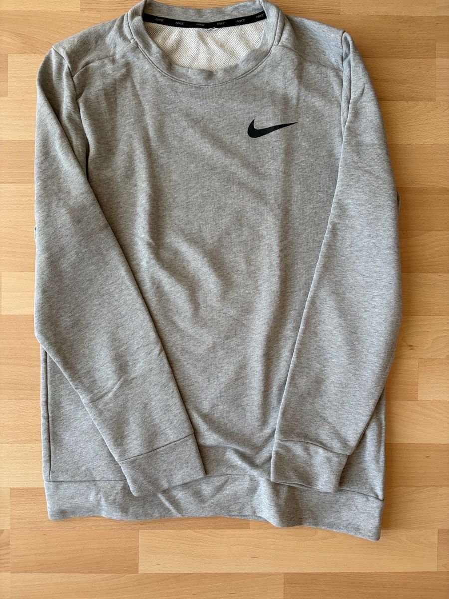 Nike Pullover & Sweatshirts: Nike Sweatshirt M – Gebraucht aus Volketswil von sam_n6pb
