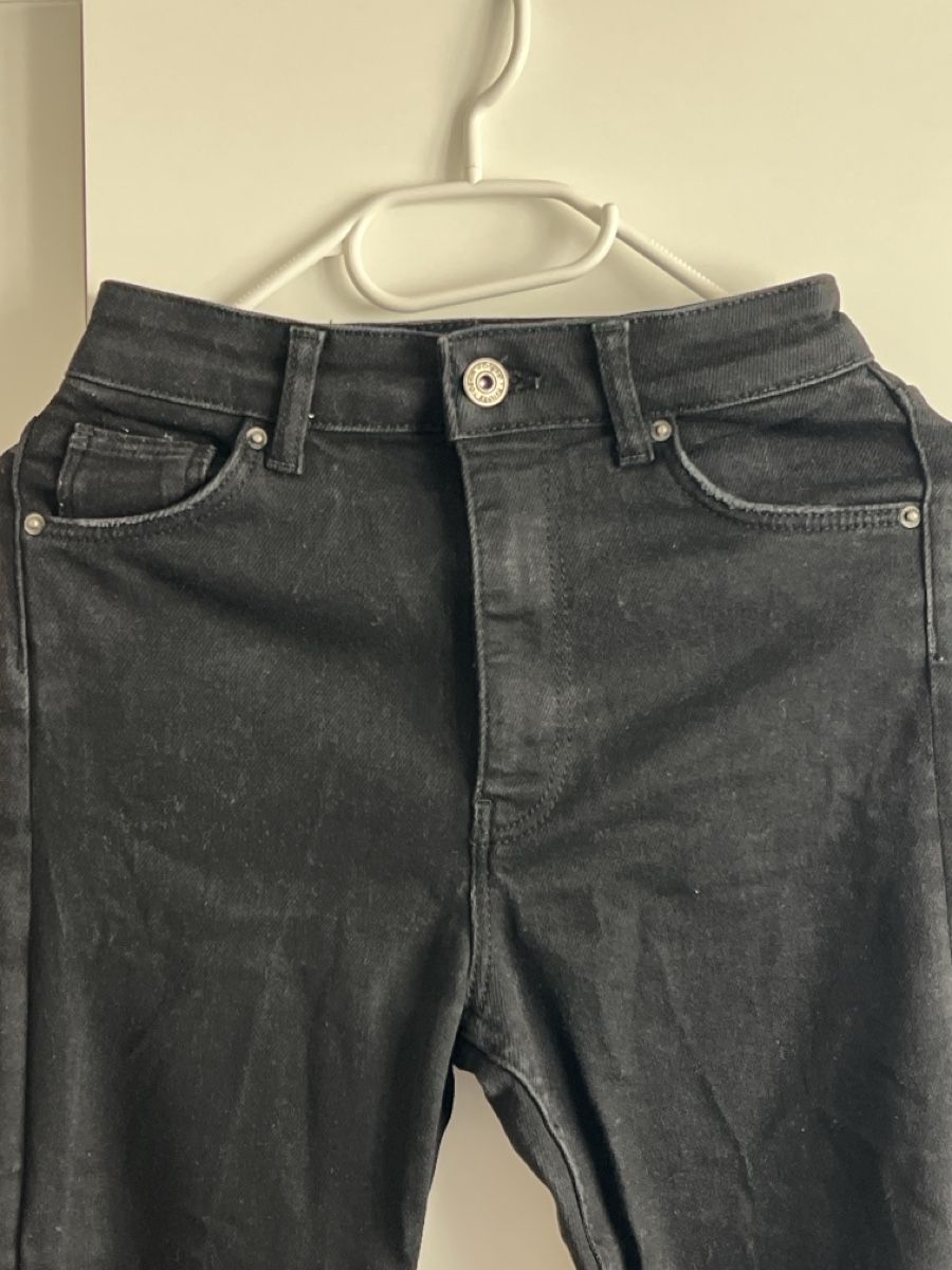 Bershka Jeans: Jean slim noir Bershka, Taille 34 – Nuovo (secondo la descrizione) da Renens VD venduto da sar_bwz5 3
