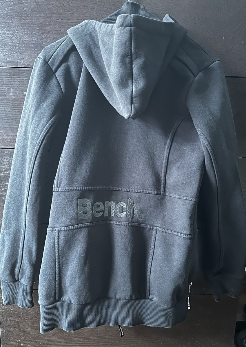 Bench Giacche: Bench Jacket: Black, hooded, perfect for cooler weather – Usato da Zürich venduto da Yuece 4