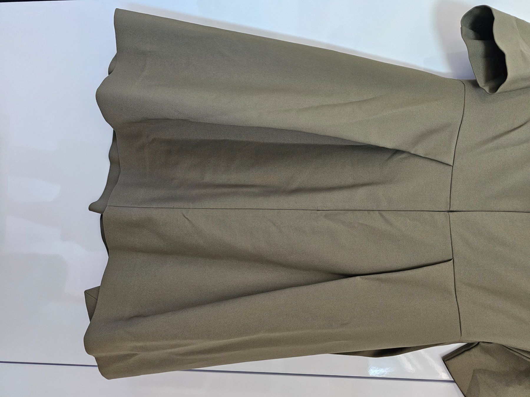 Kleider: Robe Kaki "Cop-Copine" Originale, avec une encolure bateau. – Gebraucht aus Basel von Paloma6261 5