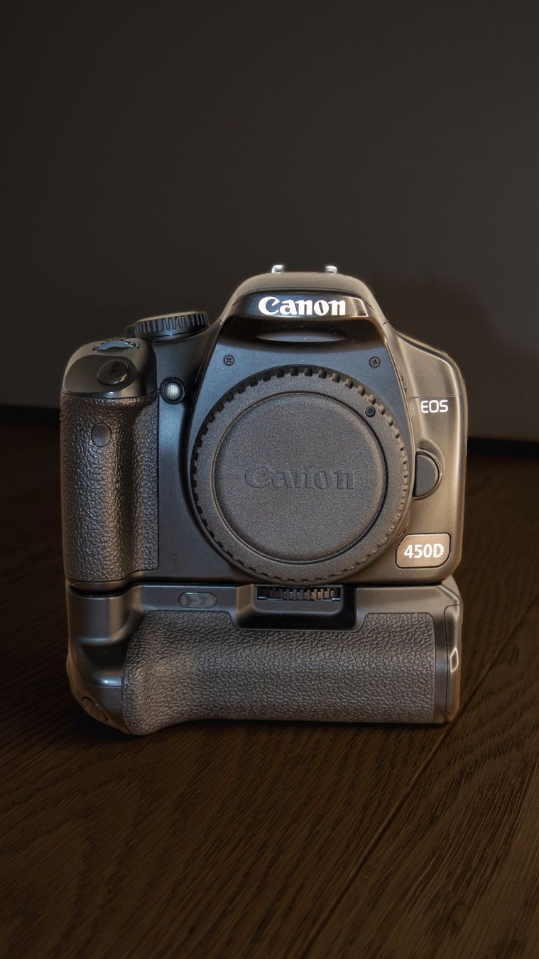 Canon Fotocamera: Canon EOS 450D + Phottix Batteriegrip + Ladegerät – Usato da Sissach venduto da mxk_mgr8
