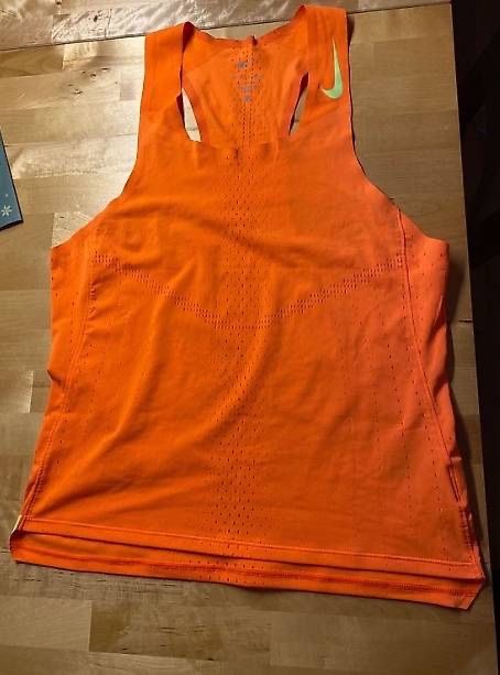 Top: Nike Aeroswift Singlet – Nuovo (secondo la descrizione) da Münsingen venduto da lyf_j8ng