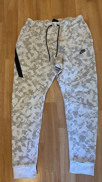 Pantaloni: Pantaloni tuta Nike  – Usato da Riva San Vitale venduto da ame_rtg5