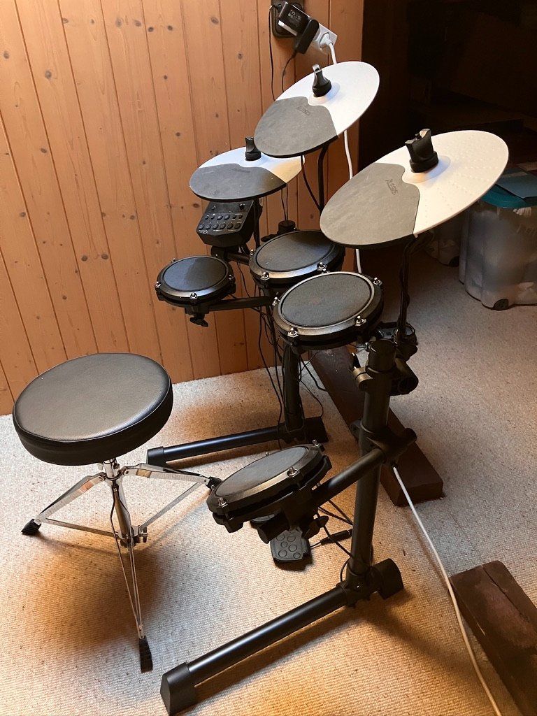 Alesis Musikinstrumente: E-drum Schlagzeug E Drum ALESIS Debut Kit – Gebraucht aus Fislisbach von Promo 3